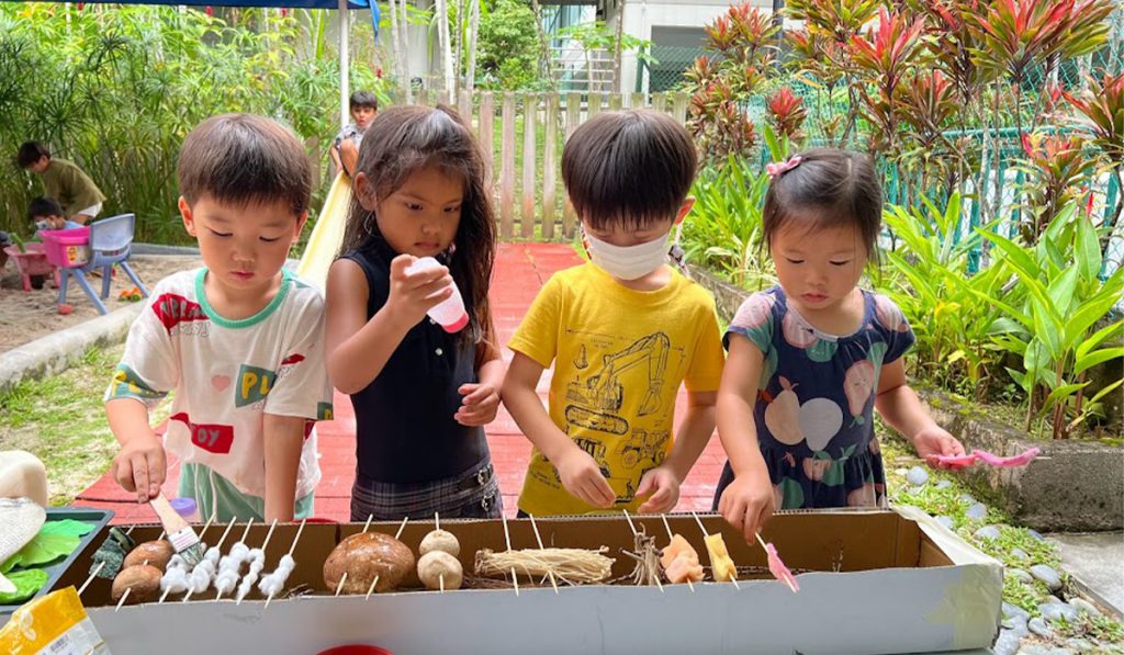 Preschoolers pretend play to prepare a meal